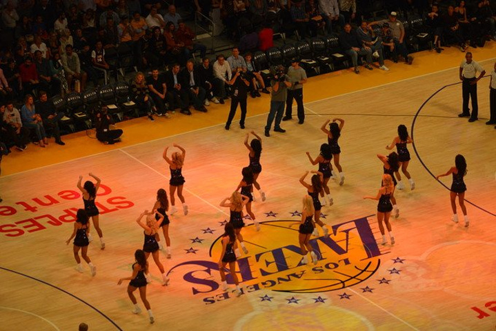 与防守之间 与防守之间