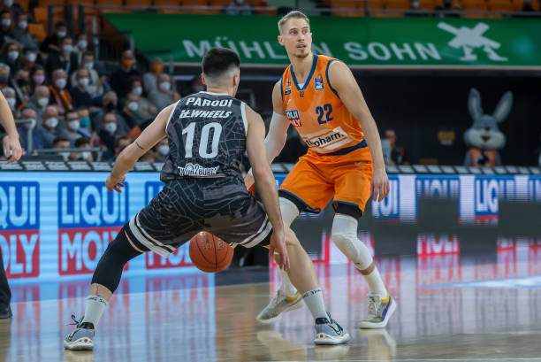 中的角色发 中的角色发